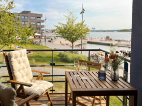 Central Apt with Sunny Balcony by the Beach